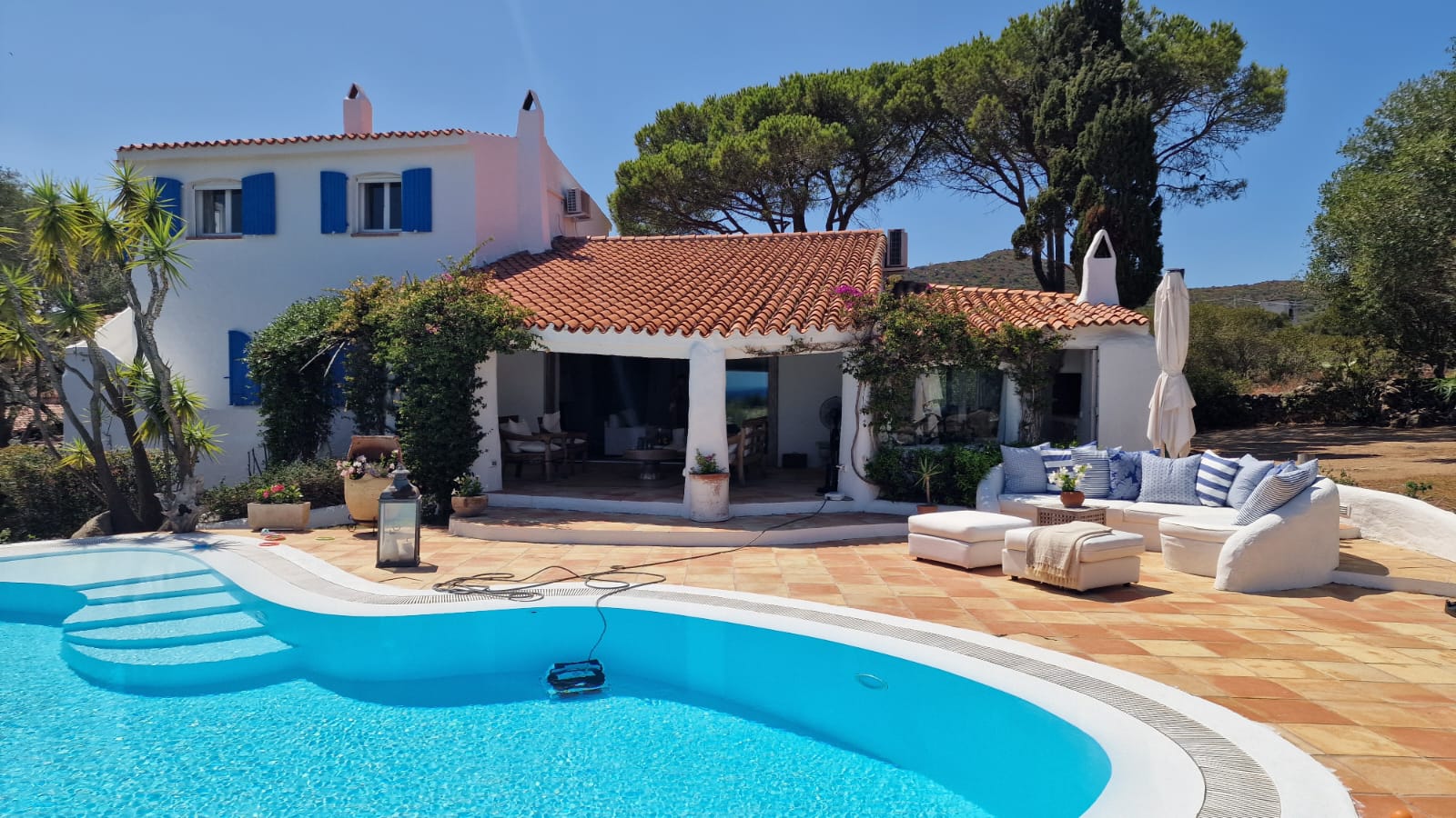 Bright daylight villa and pool