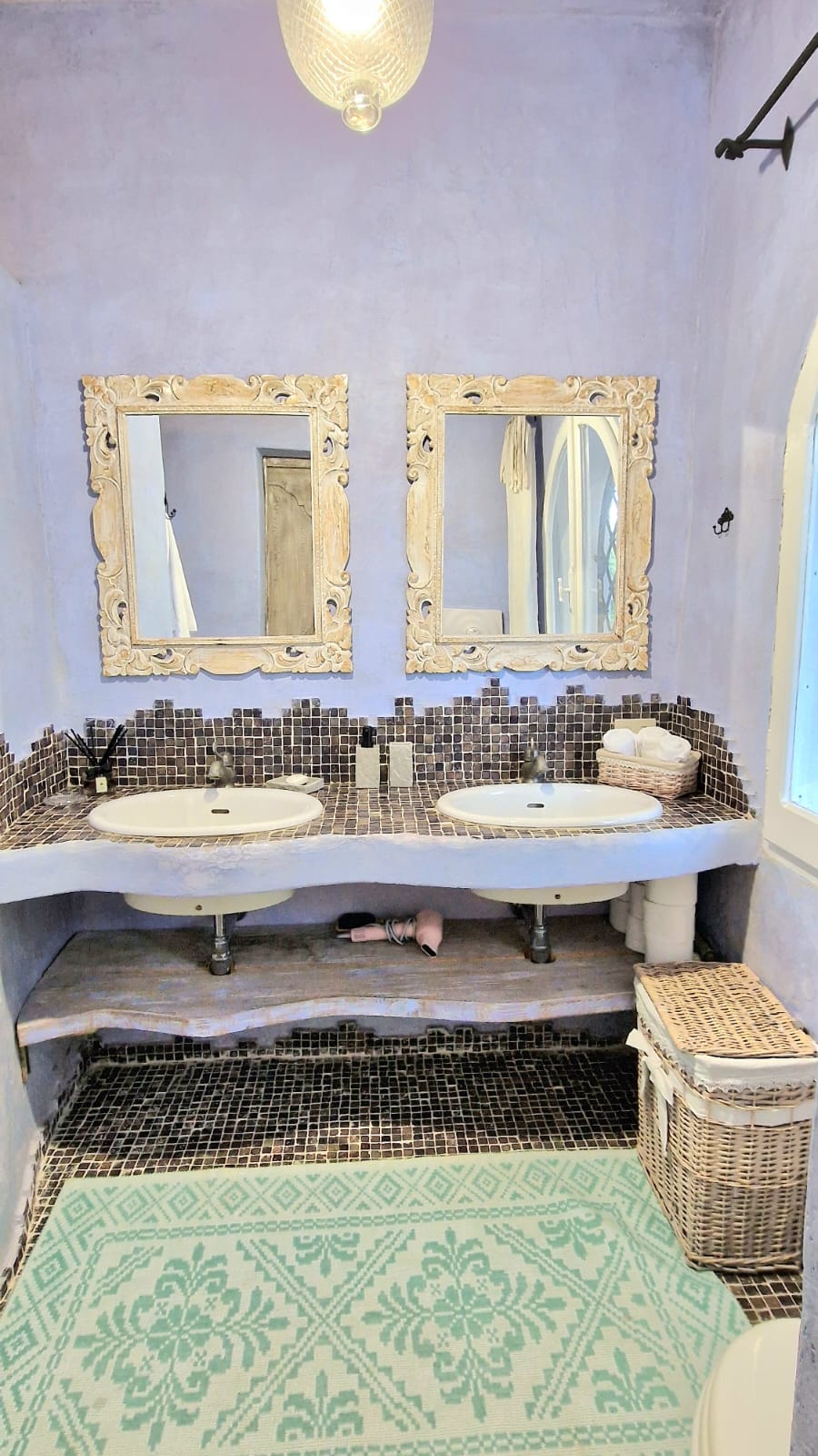 Double vanity bathroom