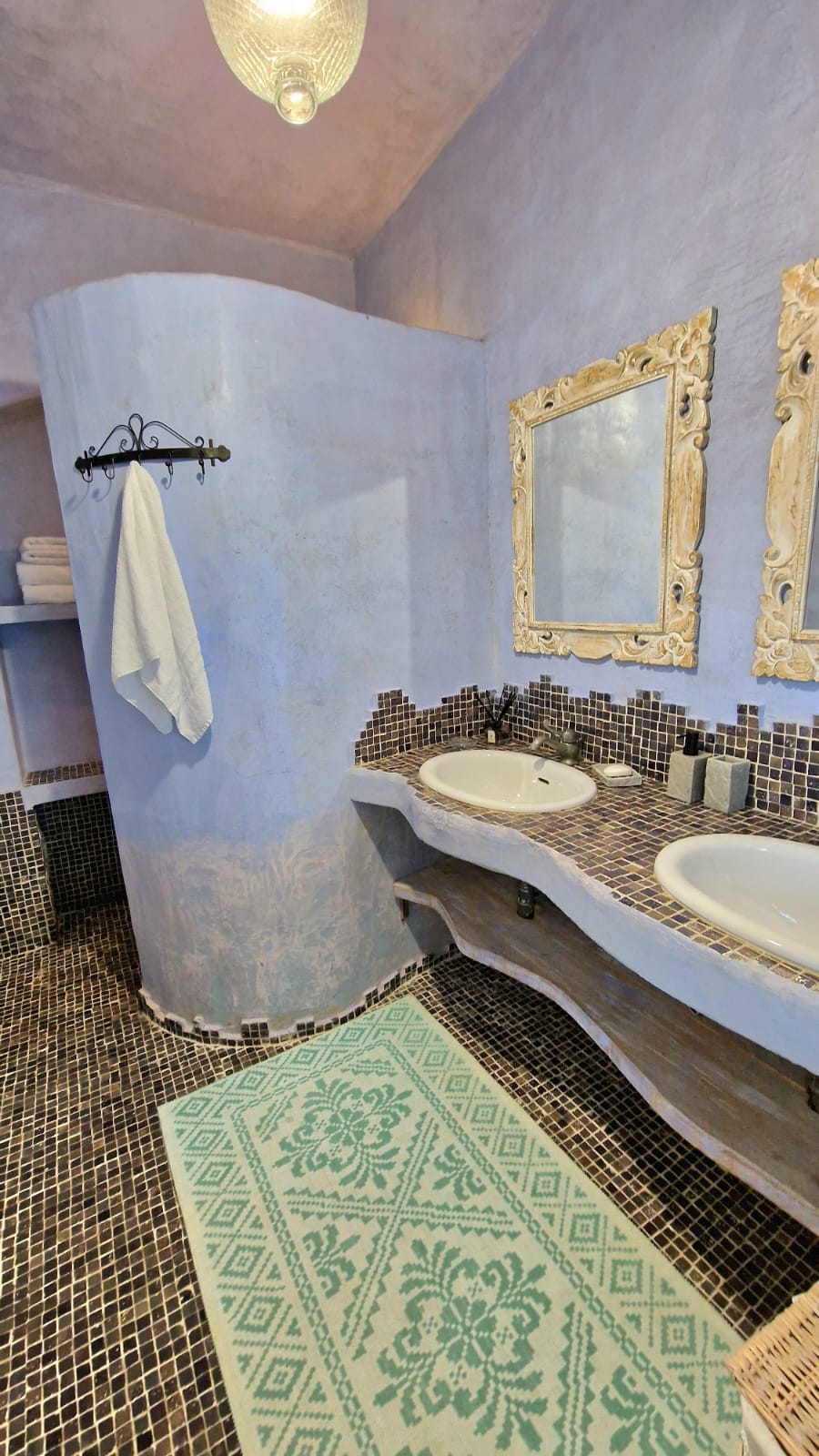 Double vanity bathroom