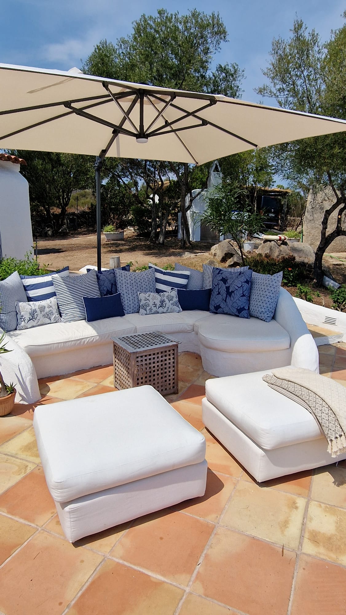 Shaded sofas and gardens